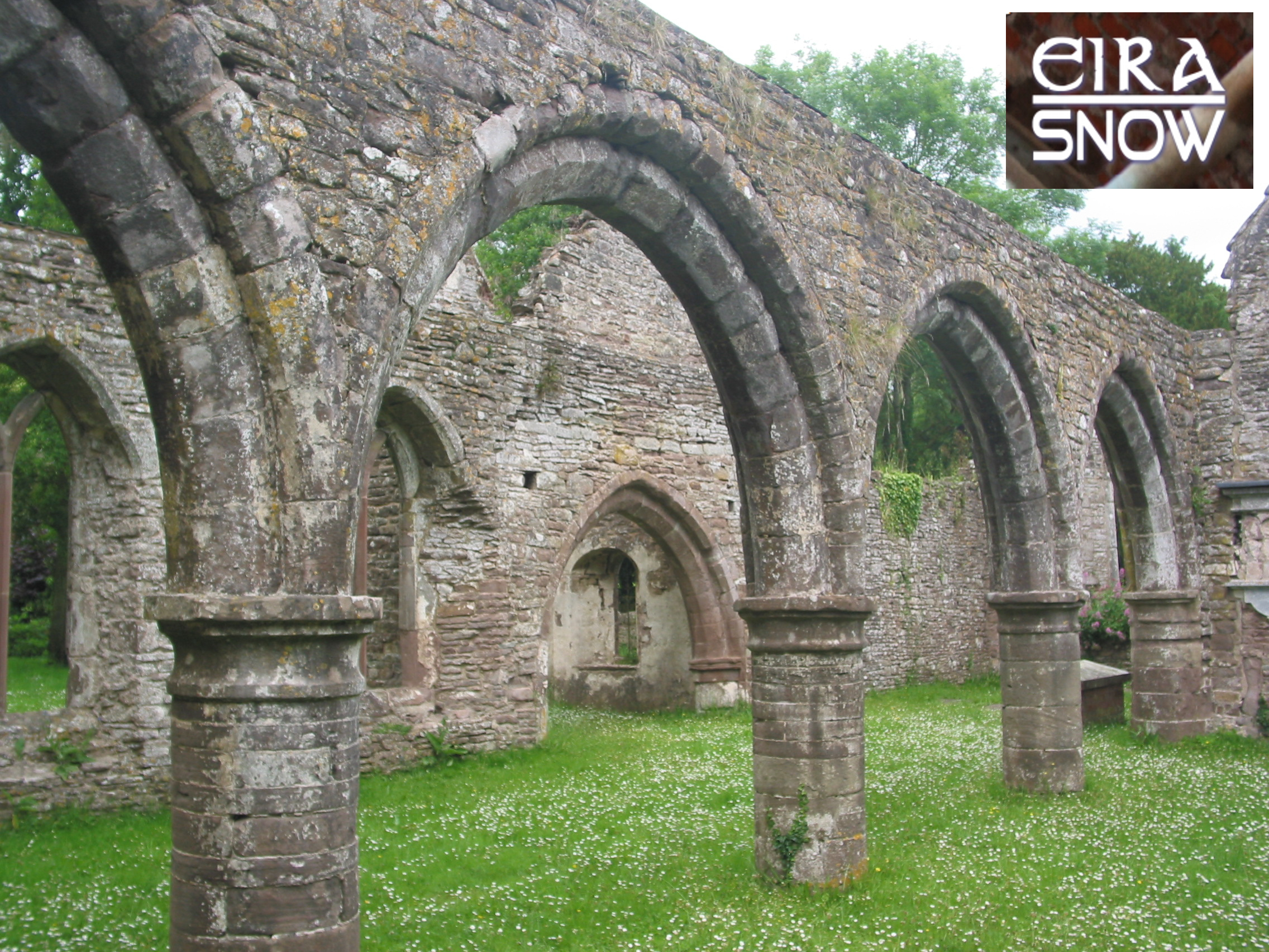 Llanwarne church eira